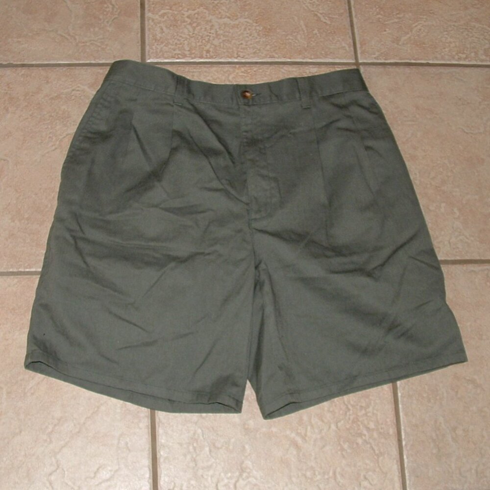 LIKE NEW Mens 36 X 8 Casual Wear Olive Green Cotton Blend Pleated Front Shorts